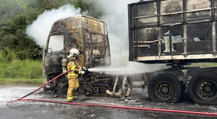 Incêndio em caminhão mobiliza PRF, Corpo de Bombeiros e concessionária na BR-277,