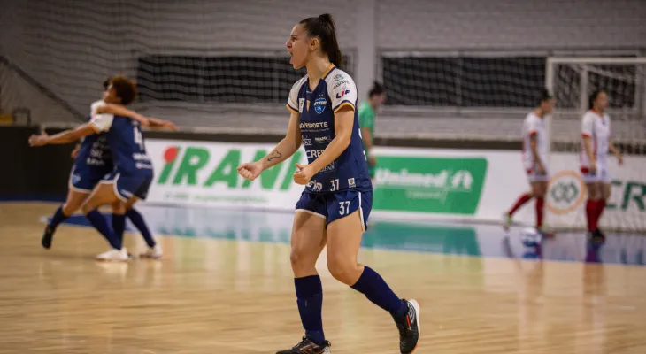 Stein Cascavel goleia ADTB e segue na ponta no Paranaense de Futsal