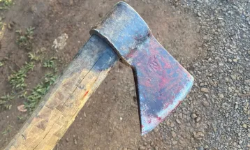 Avô é morto pelo neto enquanto ele rachava lenha