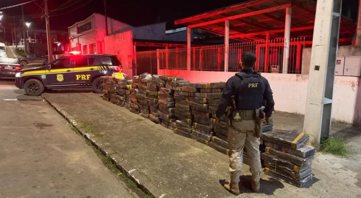 PRF apreende quase duas toneladas de maconha escondidas em carga de papel no Paraná