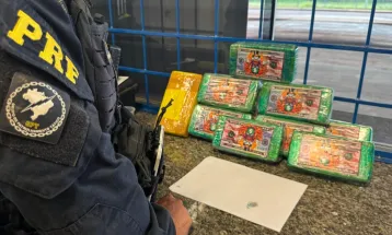 PRF apreende pasta base e cocaína na BR-272