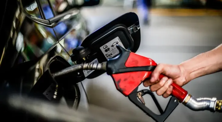 Governo Lula anuncia subsídio de R$ 0,89 para conter alta da gasolina