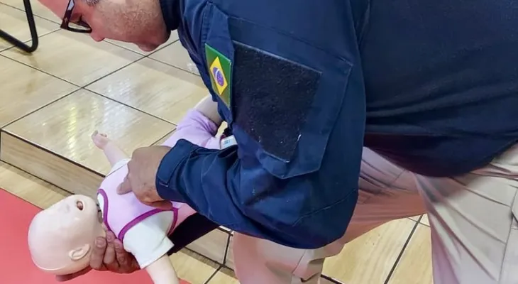 Recém-nascido engasgado com leite é salvo por policiais rodoviários federais no Paraná