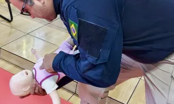 Recém-nascido engasgado com leite é salvo por policiais rodoviários federais no Paraná