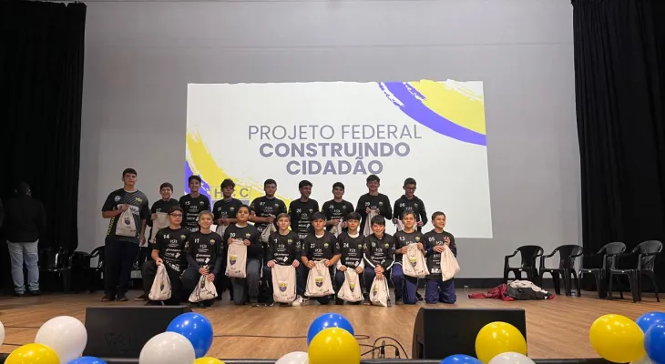 HCC Corbélia celebra 24 anos de transformação pelo esporte com entrega de kits a atletas da categoria de base