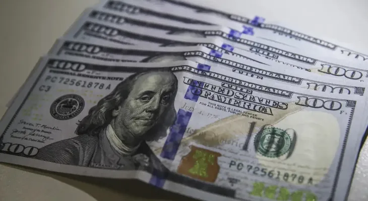 Dólar cai para R$ 5,66 após suspensão de tarifas de Trump