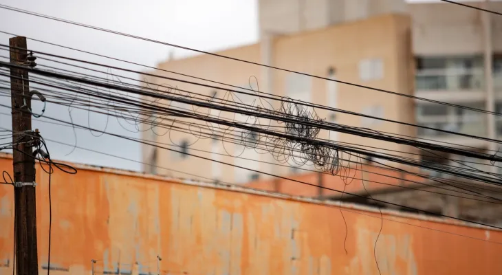 Audiência vai discutir a retirada de fios em desuso nos postes das vias públicas de Cascavel