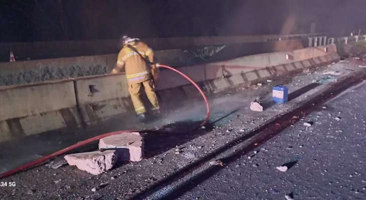 Carreta carregada com gasolina sai da pista e pega fogo na BR-369; motorista morre no local