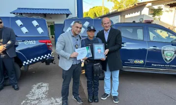 Policial Municipal Mara Lúcia é homenageada como destaque do mês de maio