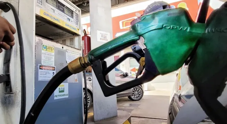 Preço da gasolina cai nas distribuidoras, mas será que impacta no bolso?