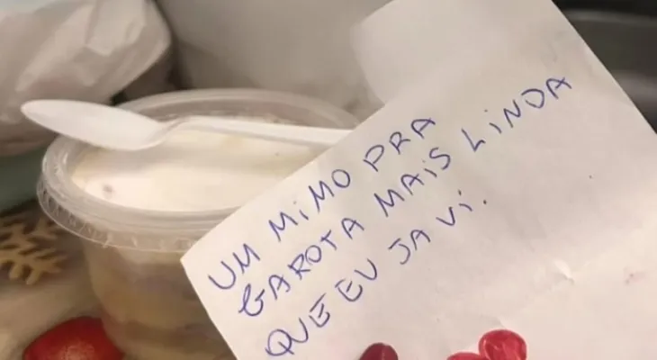 “Mimo para a mais linda”: adolescente morre após comer bolo de pote entregue com bilhete misterioso