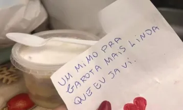 “Mimo para a mais linda”: adolescente morre após comer bolo de pote entregue com bilhete misterioso