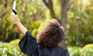 Faculdade deverá indenizar aluna por atraso excessivo na emissão do diploma