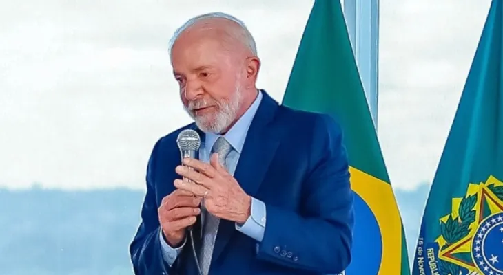 Lula chama Eduardo Bolsonaro de “lambe-botas do Trump” durante coletiva