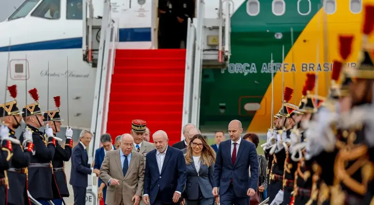 Lula chega a Paris para visita de Estado e encontro com empresários