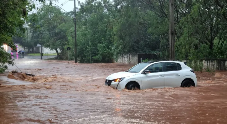 Temporal provoca alagamentos e arrasta carro em Cascavel