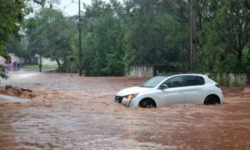 Temporal provoca alagamentos e arrasta carro em Cascavel