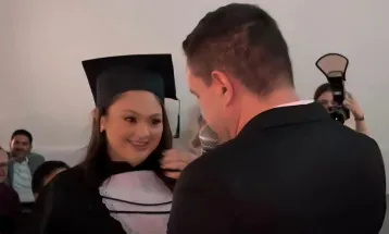 Professor pede aluna em casamento durante colação de grau e divide opiniões