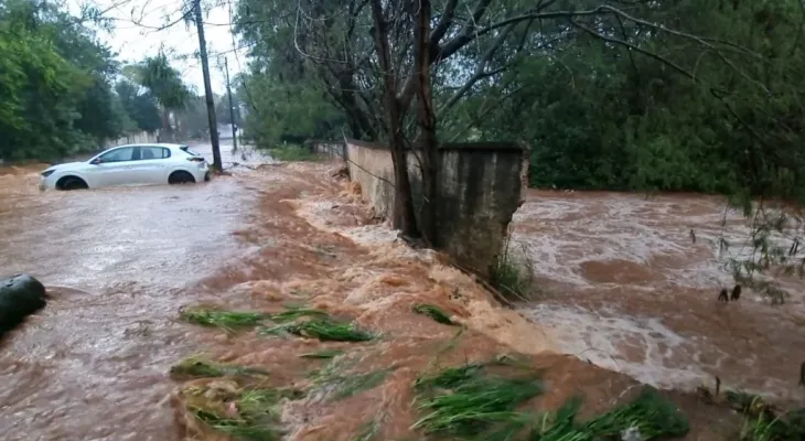 Chuva forte provoca alagamentos e falta de energia elétrica em vários pontos de Cascavel