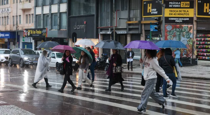 Paraná registra raios e granizo: chuva diminui na sexta, mas ganha força no fim de semana