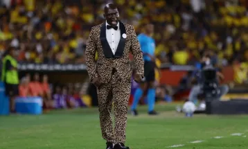 Técnico viraliza com terno de “oncinha” e leva multa de R$ 280 mil da Conmebol