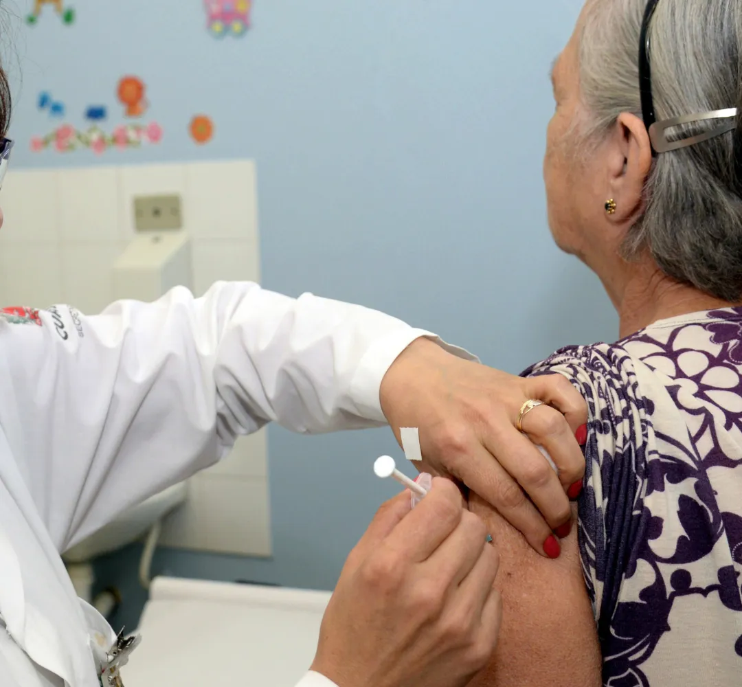 Vacinação contra gripe vai aos shoppings para elevar cobertura entre grupos prioritários em Cascavel