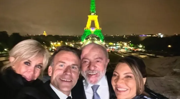 Macron publica selfie com Lula diante da Torre Eiffel iluminada de verde e amarelo