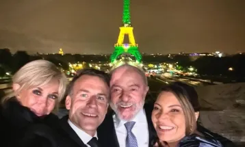 Macron publica selfie com Lula diante da Torre Eiffel iluminada de verde e amarelo