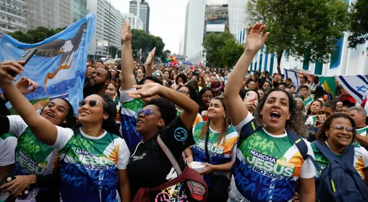 Evangélicos crescem e representam mais de um quarto da população
