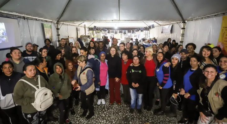 Catadores do Ecocidadão montam esteira e dão aula sobre separação de resíduos no Calçadão da XV