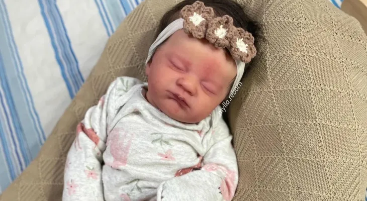 Homem é preso após agredir bebê de 4 meses achando que era um bebê reborn