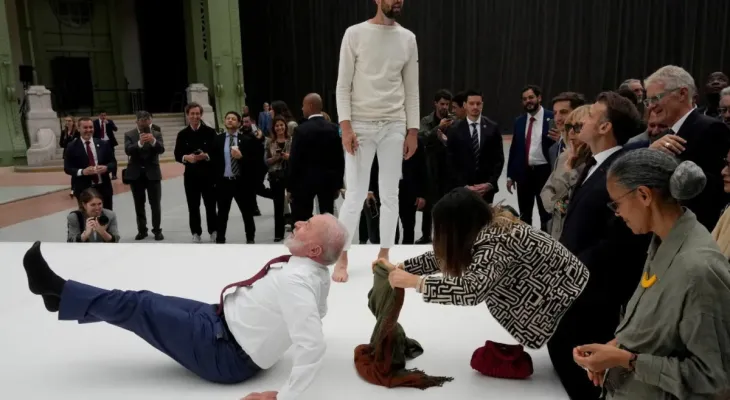 Lula tenta reproduzir movimentos de acrobatas durante exposição na França