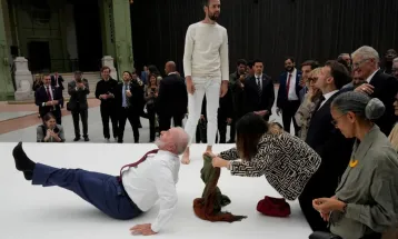 Lula tenta reproduzir movimentos de acrobatas durante exposição na França