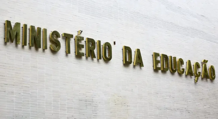 MEC libera acúmulo de benefícios para estudantes de graduação