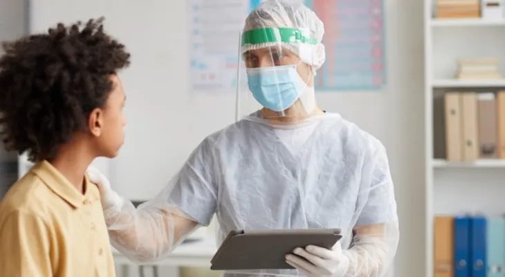 Residente em medicina que atuou no SUS durante a pandemia tem direito a desconto no FIES