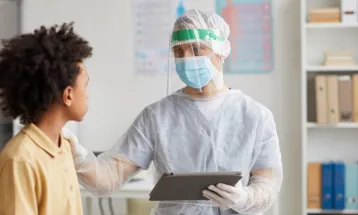 Residente em medicina que atuou no SUS durante a pandemia tem direito a desconto no FIES