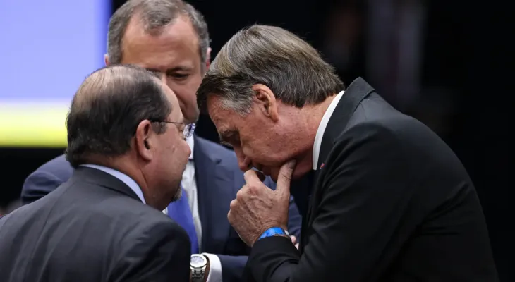 Cumprimento a Cid, anotações e risos: como Bolsonaro reagiu a depoimentos no STF