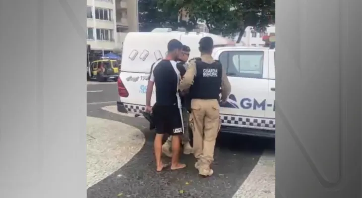 Ambulante é preso após cobrar R$ 1061 de turistas por dois milhos no RJ