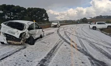 Chuva de granizo atinge São Joaquim e deixa estradas cobertas de branco