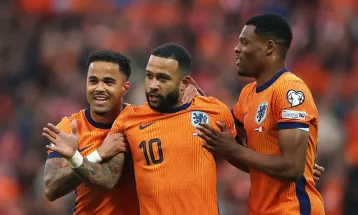 Memphis iguala Van Persie como maior artilheiro da história da Holanda