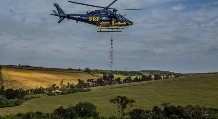 Helicóptero da PRF lança 10 toneladas de sementes para reflorestar áreas da Mata Atlântica no Paraná