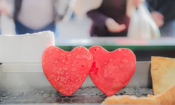 Feira do Produtor entra no clima de Dia dos Namorados com pastel em formato de coração