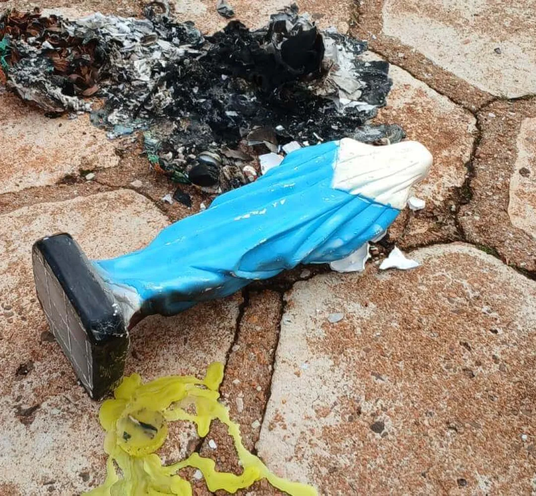 Delegacia é alvo de ritual com fogo e objetos religiosos