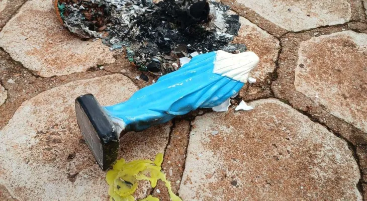 Delegacia é alvo de ritual com fogo e objetos religiosos