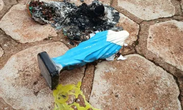 Delegacia é alvo de ritual com fogo e objetos religiosos