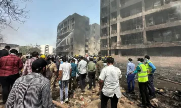 Avião da Air India com 244 pessoas a bordo cai em área residencial na Índia