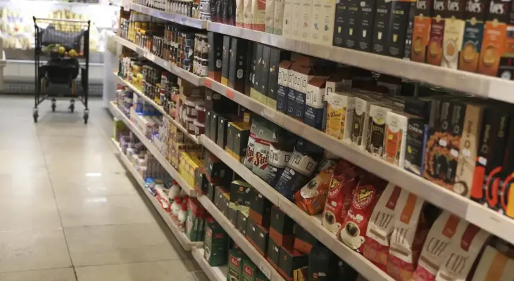 Comércio tem queda de 0,4% em abril, depois de três altas