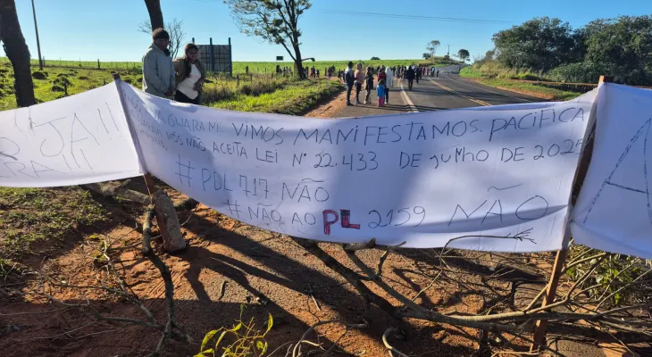 Indígenas interditam trecho da BR-272 em Terra Roxa em protesto por demarcação de terras