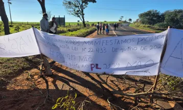 Indígenas interditam trecho da BR-272 em Terra Roxa em protesto por demarcação de terras