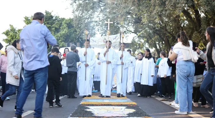 Corpus Christi: Tapetes coloridos voltam a encantar a Avenida Brasil